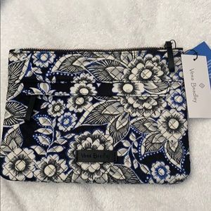Vera Bradley crossbody - no straps.